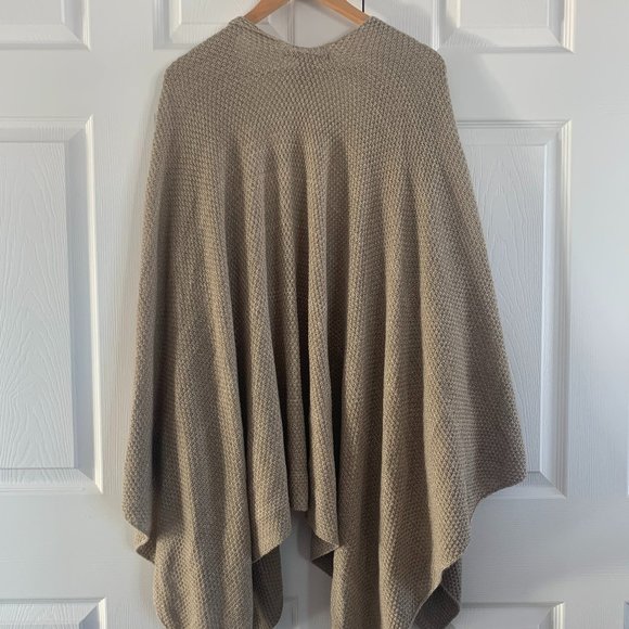 Beautiful Cejon Minimalist Poncho - Picture 10 of 11